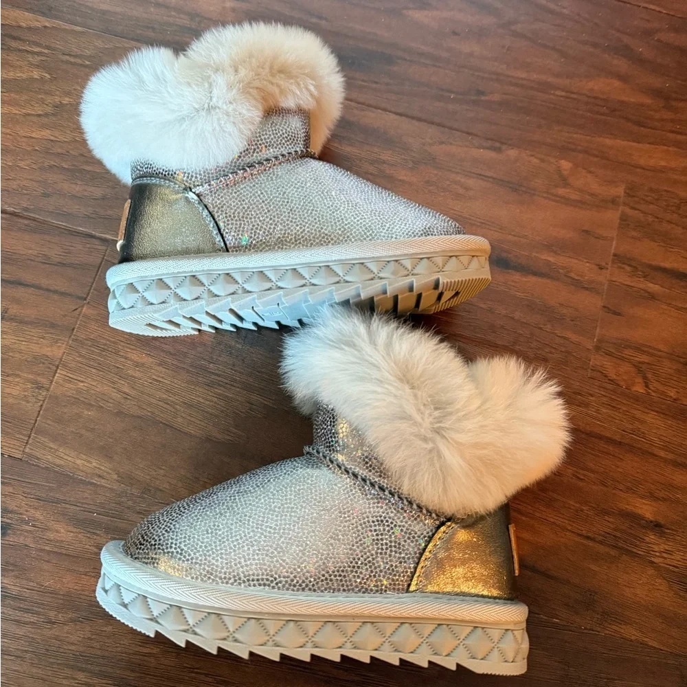 NWOT Doe A Dear Silver Glitter and White Fur Lined BootsSize 9.5